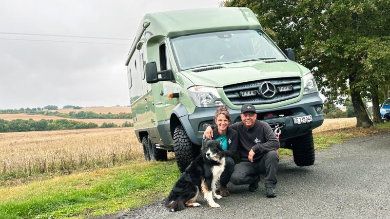 Nous, c’est Laurent et Laetitia, accompagnés de notre chien Iron.
Nous avons choisi un véhicule plus grand que le précédent (Sprinter 4x4), pour avoir plus de place, mais en gardant le même esprit d’aventure.
Nous avons trouvé un véhicule d’expédition hors du commun, un Sprinter 6x6 de 7 tonnes, que nous sommes en train de rénover, préparer et équiper, afin d’être autonome, pour voyager sur les routes et les pistes du monde entier.
Venez le découvrir sur le salon…